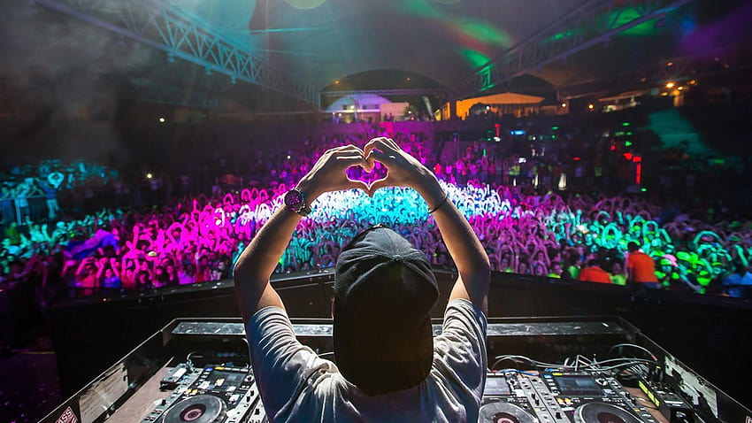 5 Iconic EDM DJ Sets You Must Listen To